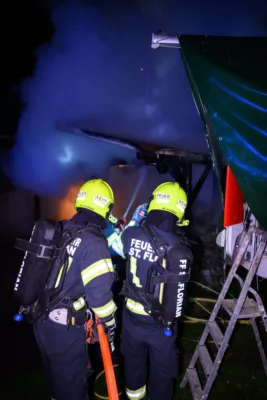 Carport in Flammen: Segelschiff in letzter Sekunde gerettet FOKE-2023110901051174-083.jpg