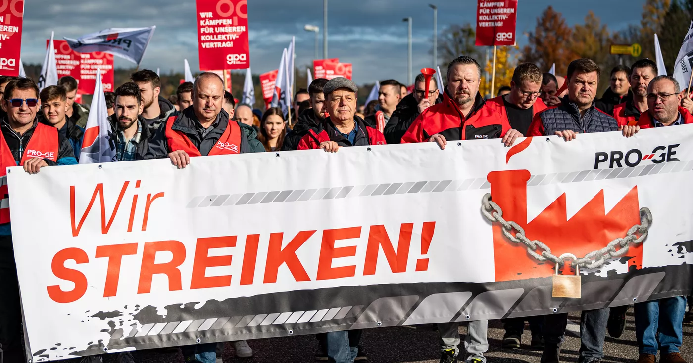 Streiks bei Metallern - Protestmarsch in Schwertberg