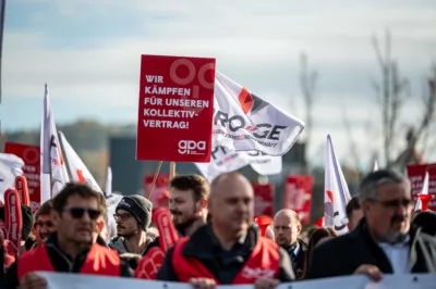 Streiks bei Metallern - Protestmarsch in Schwertberg BRANDSTAETTER-20231116-101.jpg