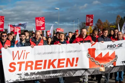 Streiks bei Metallern - Protestmarsch in Schwertberg BRANDSTAETTER-20231116-122.jpg