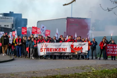 Streiks bei Metallern - Protestmarsch in Schwertberg BRANDSTAETTER-20231116-26.jpg