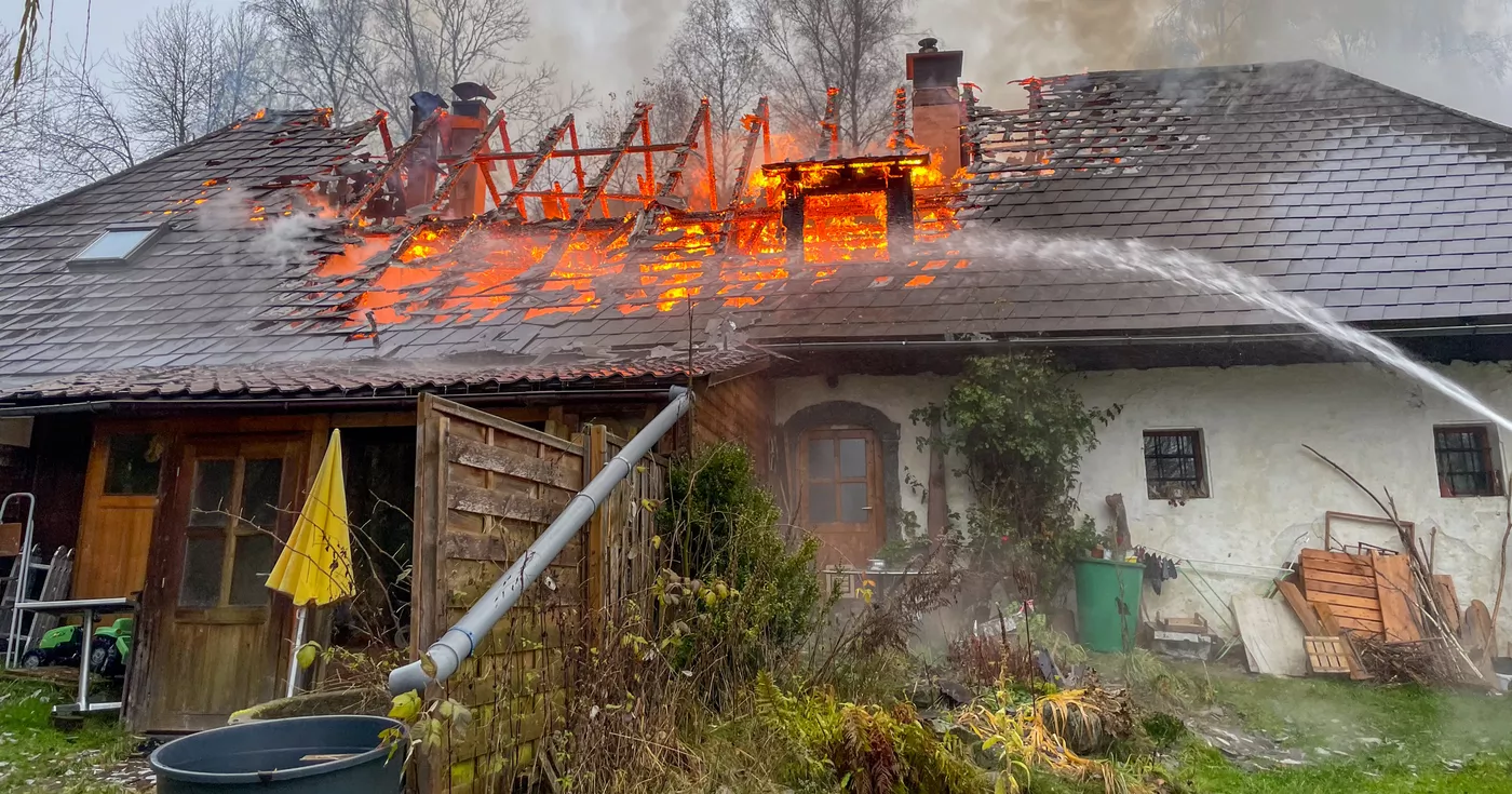 Wohnhausbrand – Zwölf Feuerwehren im Einsatz