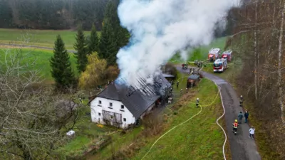 Wohnhausbrand – Zwölf Feuerwehren im Einsatz FOKE-2023111123550066-013.jpg