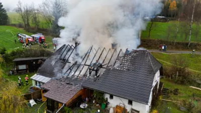 Wohnhausbrand – Zwölf Feuerwehren im Einsatz FOKE-2023111123570070-015.jpg