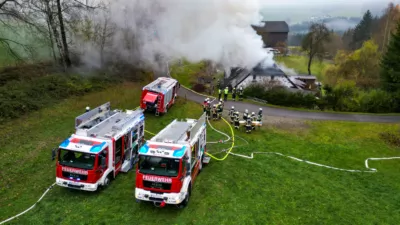 Wohnhausbrand – Zwölf Feuerwehren im Einsatz FOKE-2023111123590075-018.jpg