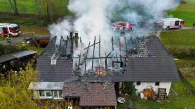 Wohnhausbrand – Zwölf Feuerwehren im Einsatz FOKE-2023111200200081-019.jpg