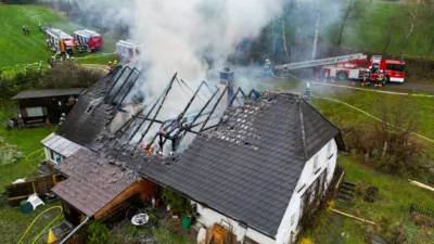 Wohnhausbrand – Zwölf Feuerwehren im Einsatz FOKE-2023111200210083-020.jpg