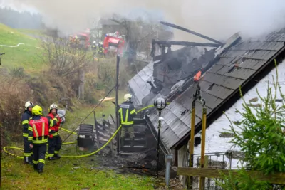 Wohnhausbrand – Zwölf Feuerwehren im Einsatz FOKE-2023112110392244-005.jpg