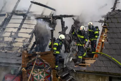 Wohnhausbrand – Zwölf Feuerwehren im Einsatz FOKE-2023112110452247-019.jpg