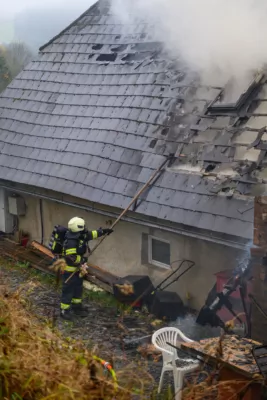 Wohnhausbrand – Zwölf Feuerwehren im Einsatz FOKE-2023112110452249-007.jpg