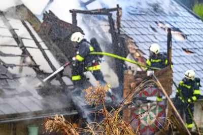 Wohnhausbrand – Zwölf Feuerwehren im Einsatz FOKE-2023112110482261-013.jpg