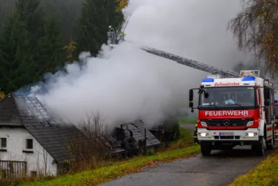 Wohnhausbrand – Zwölf Feuerwehren im Einsatz FOKE-2023112111172279-009.jpg