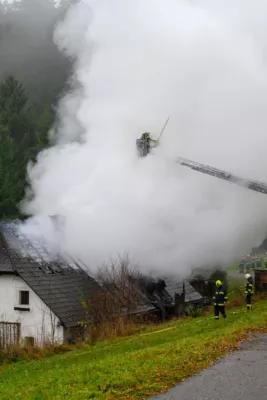 Wohnhausbrand – Zwölf Feuerwehren im Einsatz FOKE-2023112111182280-010.jpg