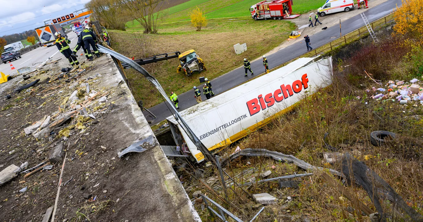 Titelbild: Schwerer Verkehrsunfall auf A1 bei Linz - Lkw stürzt in Bach