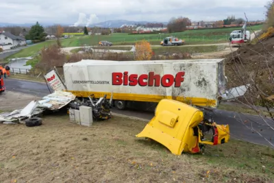 Schwerer Verkehrsunfall auf A1 bei Linz - Lkw stürzt in Bach DSC02250.jpg