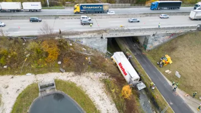 Schwerer Verkehrsunfall auf A1 bei Linz - Lkw stürzt in Bach FOKE-2023111202580005-004.jpg