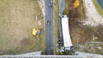 Schwerer Verkehrsunfall auf A1 bei Linz - Lkw stürzt in Bach FOKE-2023111202590011-026.jpg