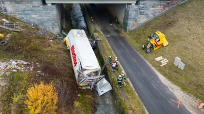 Schwerer Verkehrsunfall auf A1 bei Linz - Lkw stürzt in Bach FOKE-2023111203050030-012.jpg