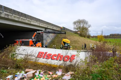 Schwerer Verkehrsunfall auf A1 bei Linz - Lkw stürzt in Bach FOKE-2023112113044087-001.jpg