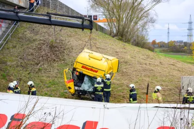 Schwerer Verkehrsunfall auf A1 bei Linz - Lkw stürzt in Bach FOKE-2023112113044088-002.jpg