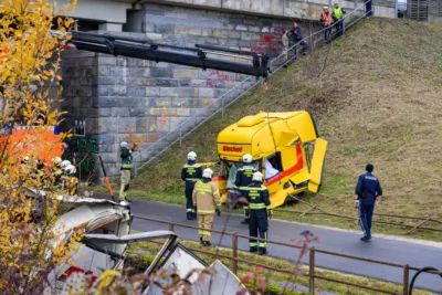 Schwerer Verkehrsunfall auf A1 bei Linz - Lkw stürzt in Bach FOKE-2023112113054091-005.jpg