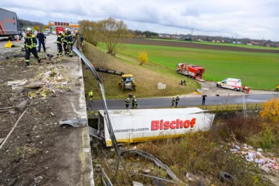 Schwerer Verkehrsunfall auf A1 bei Linz - Lkw stürzt in Bach FOKE-2023112113104097-011.jpg