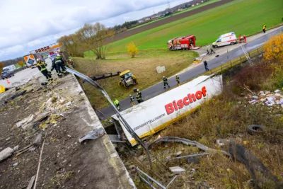 Schwerer Verkehrsunfall auf A1 bei Linz - Lkw stürzt in Bach FOKE-2023112113104098-012.jpg