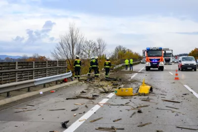 Schwerer Verkehrsunfall auf A1 bei Linz - Lkw stürzt in Bach FOKE-2023112113114102-016.jpg