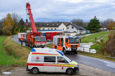 Schwerer Verkehrsunfall auf A1 bei Linz - Lkw stürzt in Bach FOKE-2023112113164106-020.jpg