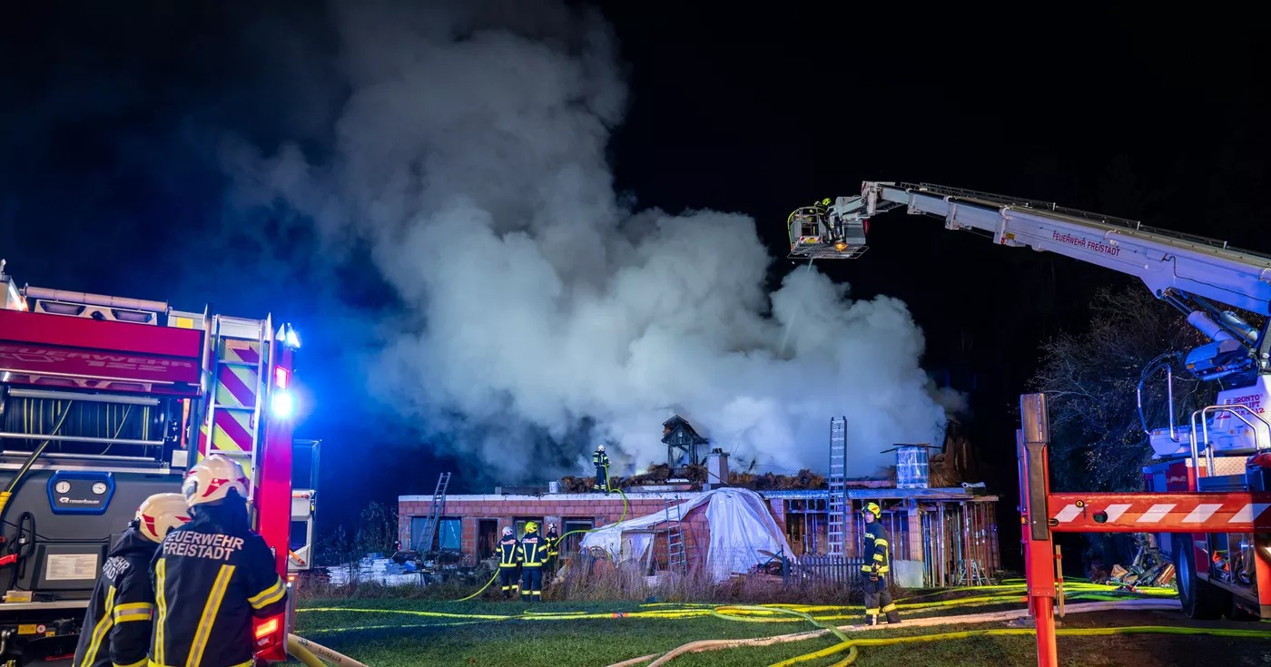 Titelbild: Großeinsatz der Feuerwehr bei Hausbrand in Grünbach