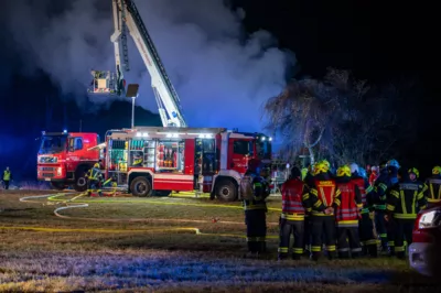 Großeinsatz der Feuerwehr bei Hausbrand in Grünbach BRANDSTAETTER-20231122-19-2.jpg