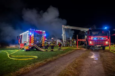 Großeinsatz der Feuerwehr bei Hausbrand in Grünbach BRANDSTAETTER-20231122-20.jpg