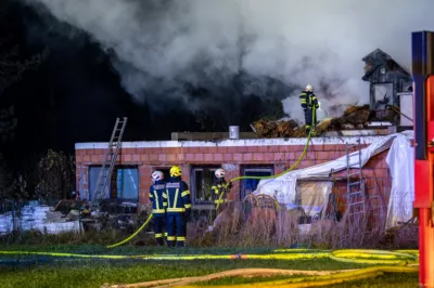 Großeinsatz der Feuerwehr bei Hausbrand in Grünbach BRANDSTAETTER-20231122-24-2.jpg