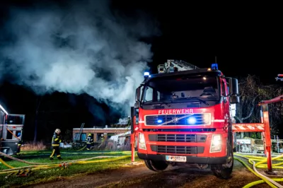 Großeinsatz der Feuerwehr bei Hausbrand in Grünbach BRANDSTAETTER-20231122-38.jpg