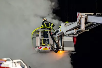 Großeinsatz der Feuerwehr bei Hausbrand in Grünbach BRANDSTAETTER-20231122-46-2.jpg