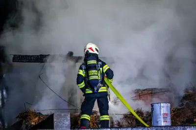 Großeinsatz der Feuerwehr bei Hausbrand in Grünbach BRANDSTAETTER-20231122-57-2.jpg