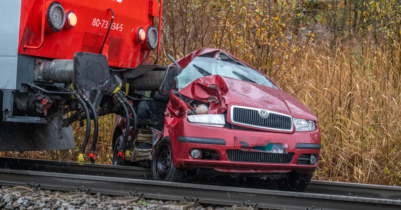 Titelbild: Verkehrsunfall zwischen PKW und Zug in Micheldorf endet tödlich