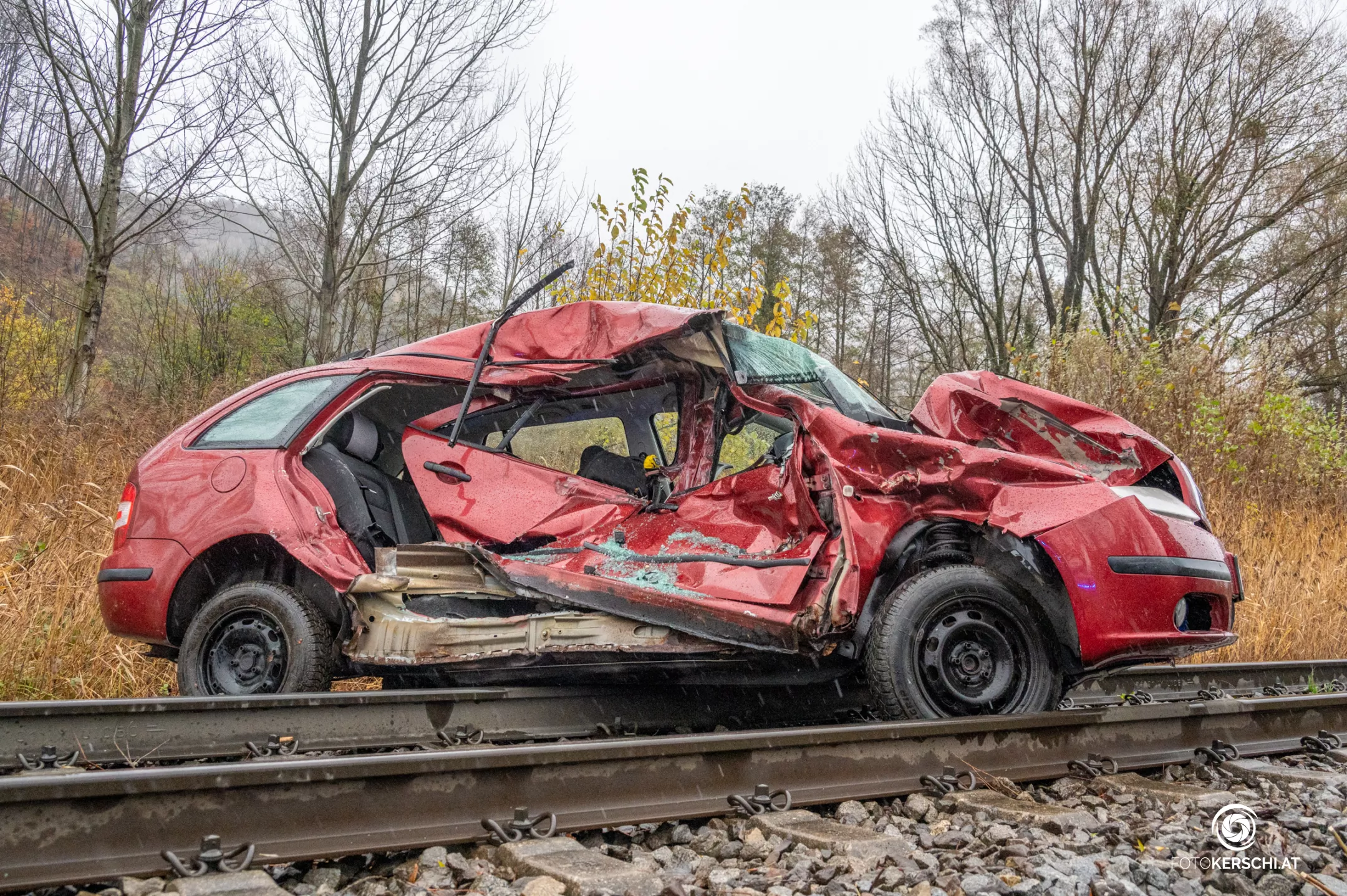 Verkehrsunfall zwischen PKW und Zug in Micheldorf endet tödlich