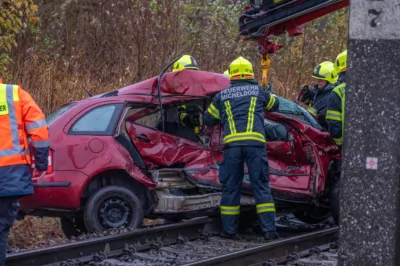 Verkehrsunfall zwischen PKW und Zug in Micheldorf endet tödlich DSC-8566.jpg