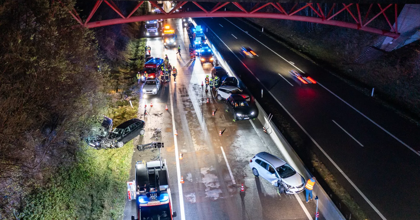 Titelbild: Sieben beteiligte Fahrzeuge bei Unfall auf A1