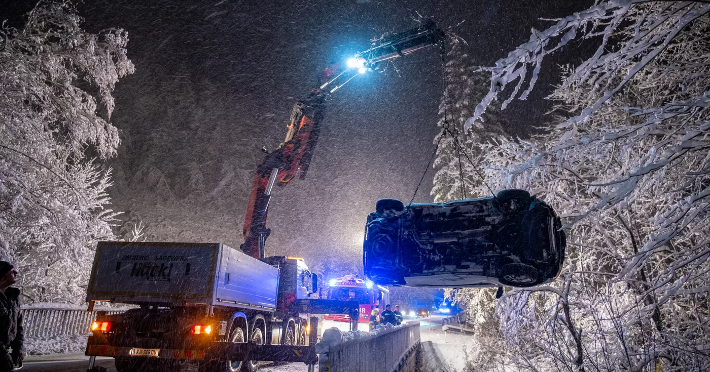 Titelbild: Schneepflugfahrer entdeckt schwer verunfallten PKW in St. Pankraz
