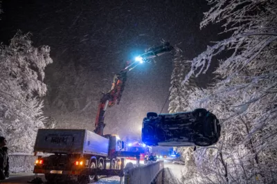 Schneepflugfahrer entdeckt schwer verunfallten PKW in St. Pankraz DSC-9055.jpg