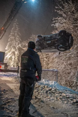 Schneepflugfahrer entdeckt schwer verunfallten PKW in St. Pankraz DSC-9060.jpg