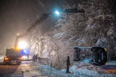 Schneepflugfahrer entdeckt schwer verunfallten PKW in St. Pankraz DSC-9071.jpg