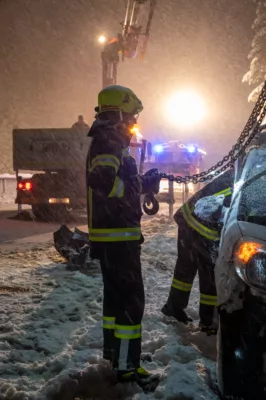 Schneepflugfahrer entdeckt schwer verunfallten PKW in St. Pankraz DSC-9102.jpg