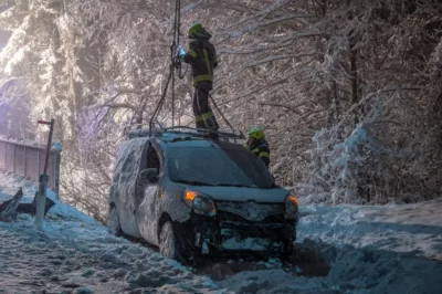 Schneepflugfahrer entdeckt schwer verunfallten PKW in St. Pankraz DSC-9108.jpg