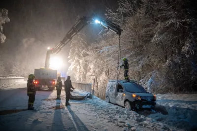 Schneepflugfahrer entdeckt schwer verunfallten PKW in St. Pankraz DSC-9109.jpg