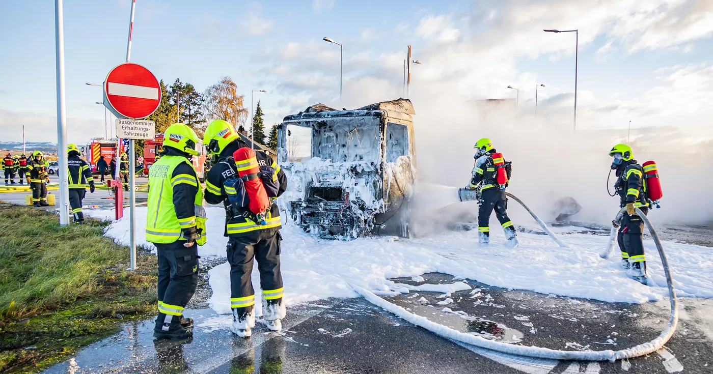 Titelbild: Feuerwehr Pasching löscht LKW-Vollbrand beim Nachrichten Kreisverkehr