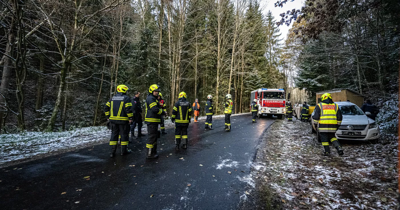 Titelbild: Fahrzeug auf glatter Fahrbahn abgekommen - Rettungskräfte der Feuerwehr Alberndorf i.d.R. und Kottingersdorf im Einsatz