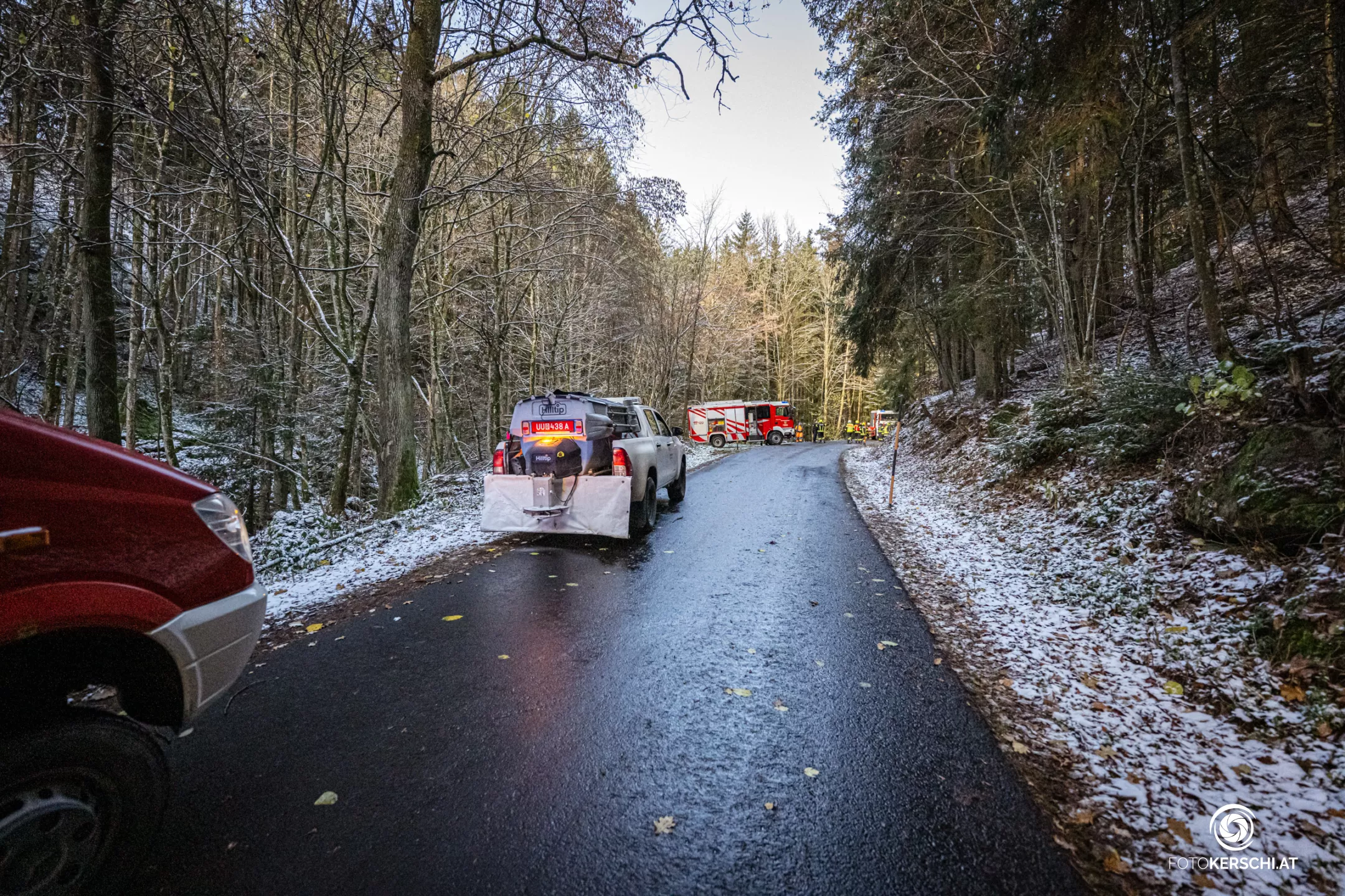 Fahrzeug auf glatter Fahrbahn abgekommen - Rettungskräfte der Feuerwehr Alberndorf i.d.R. und Kottingersdorf im Einsatz